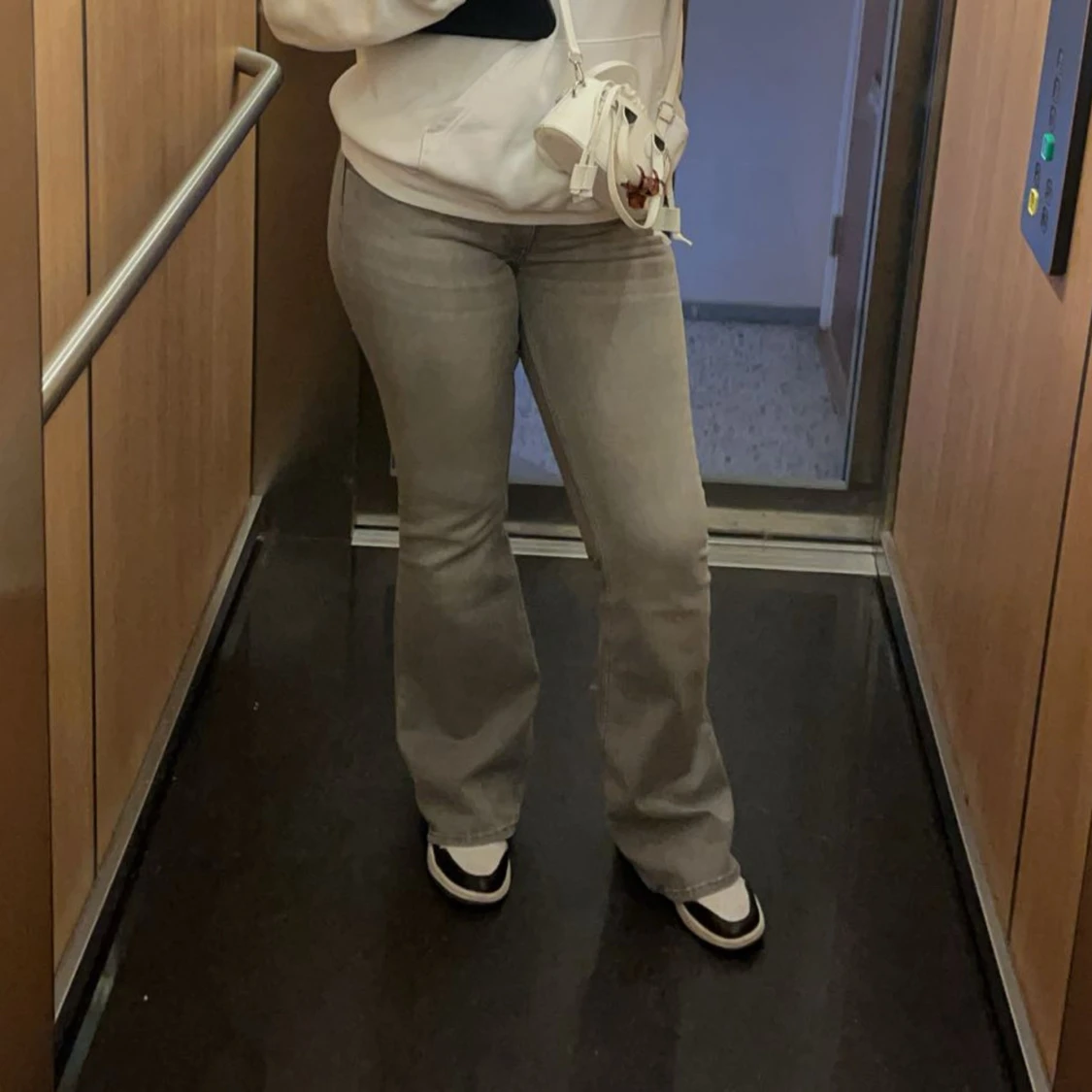 Grå bootcut jeans med normal passform