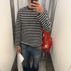 Vintagde bootcut True Religion jeans - Riktigt snygga lågmidjade bootcut jeans med schysst wash. Väl använda med täcken på användning vidbotten av byxan (heel bite) Saknar även en knapp vid vänstra fickan på baksidan. Modellen har ett hål på knät kan skicka fler bilder privat så det syns bättre fick inte plats med det här. Hör av er vid minsta fundering🌟