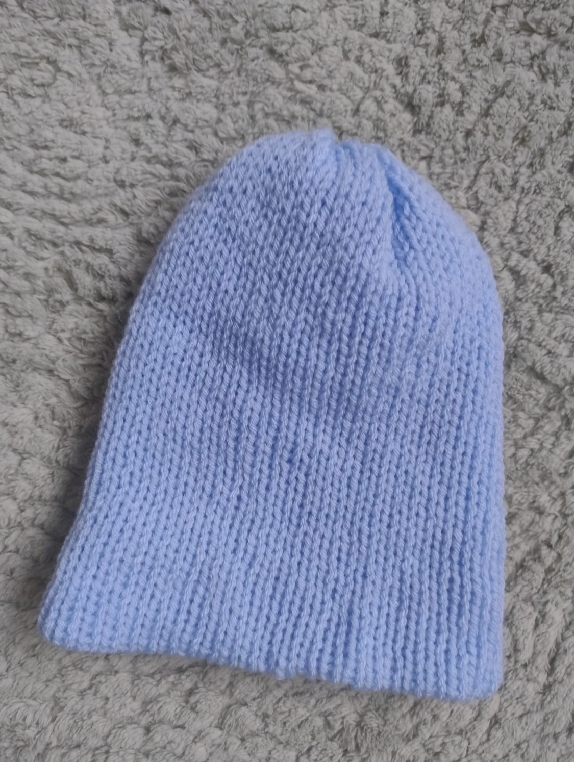 Ljusblå stickad mössa