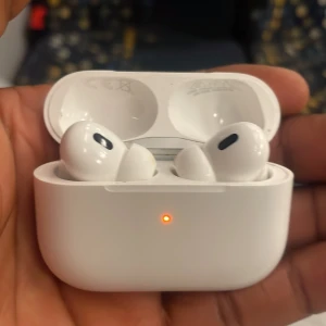 AirPods Pro 3 - Snygga och välbevarade AirPods Pro med laddningsetui. Aktiv brusreducering och transparensläge för bästa ljudupplevelse. Fungerar utmärkt, inga synliga repor eller skador. Perfekt för musik, samtal och träning. Levereras med originaletui.