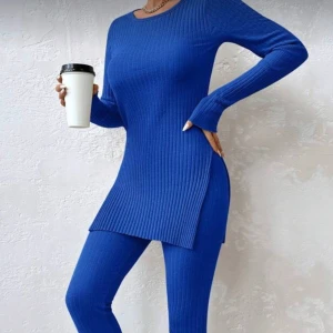 Blått sett  - Säljer ett par kornblå ribbade leggings med tröja till med tight passform. De är stickade och har en mjuk, elastisk känsla som sitter skönt mot kroppen. Perfekta för dig som gillar en clean och modern look med lite edge. Passar till sneakers och oversized tröja.