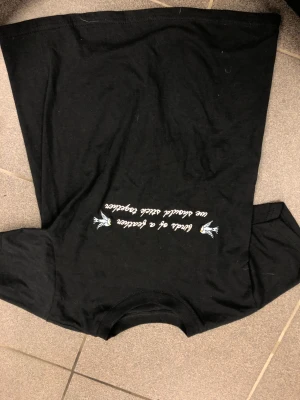 T shirt med billie eilish inspirerad text.   - Jätte fin topp med Billie Eilish text, tyvärr för liten, bara testat ej andvänd. Som helt ny 