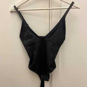 Svart seamless body  - Säljer denna helt nya svarta seamless bodyn då den är lite för tajt för min smak❤️ superskön och ger en fin form på kroppen! Ge prisförslag ❤️ obs! Kolla in min sida, säljer fler bodys 