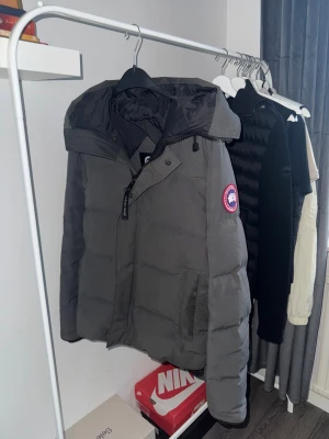 Äkta! Jacka från Canada goose  - Äkta jacka köpt från johnells 1-2 år sen. Kvitto kan visas. Den är fortfarande i bra skick och är en bra jacka med bra kvalitet. Äkta ligger just nu för 13-14 000