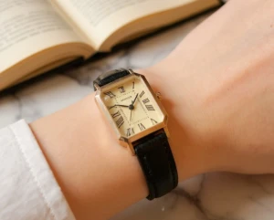 Klocka, NY, vintage - Stilren klocka med rektangulärt guldigt ur och svart läderband. Urtavlan är ljus med romerska siffror och tunna svarta visare. Klassisk design som ger en elegant vibe till din outfit. Perfekt för dig som gillar tidlös stil och snygga detaljer.