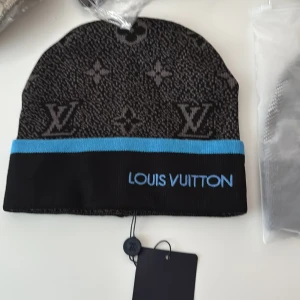 Svart blå mössa med mönster - Helt ny, oanvänd! Kommer med prislapp!