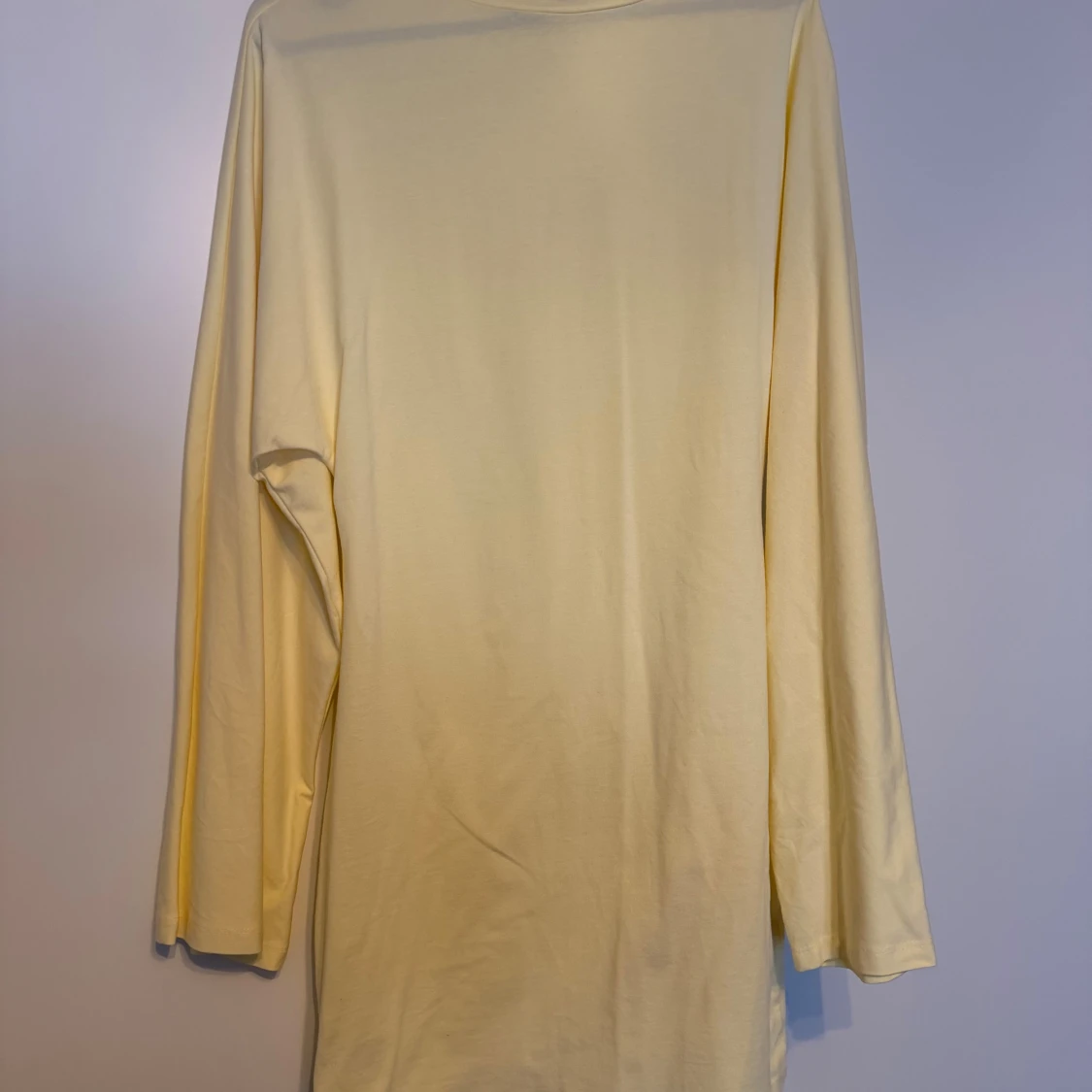 Ljusgul långärmad klänning från Nelly - 1