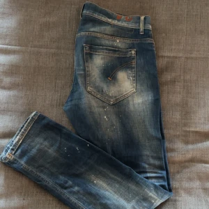 Dondup jeans - Säljer dessa as feta jeansen ifrån de exklusiva märket Dondup, jeansen är i modellen George och är storlek 34 men passar även 33, sjukt feta slitningar och svåra att få tag på, ny pris 4399, bara att höra av sig vid frågor 