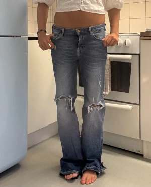 Blå bootcut jeans med slitningar - Jätte fina bootcut jeans från hm, midjemått 38