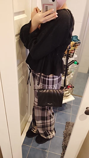 en svart väska från gekås ullared💗 - En svart snygg och söt väska med lite glitter på om man kollar noga! Justerbart band, då man kan justera den så väskan kan bli lägre. Har inte justerat men det borde gå. En ficka finns inuti med dragkedja. 