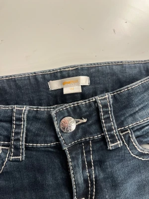 Blå bootcut jeans från Gina Tricot - Jag säljer ett par snygga jeans från Gina Tricot. De är lågmidjade. De har inga skador,de har blivit för korta för mig så nu säljer jag till nån ny hoppas de kommer till användning.
