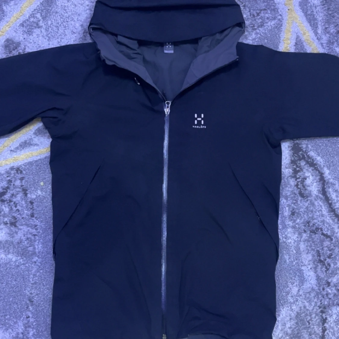 Svart vindjacka från Haglöfs med huva - 4