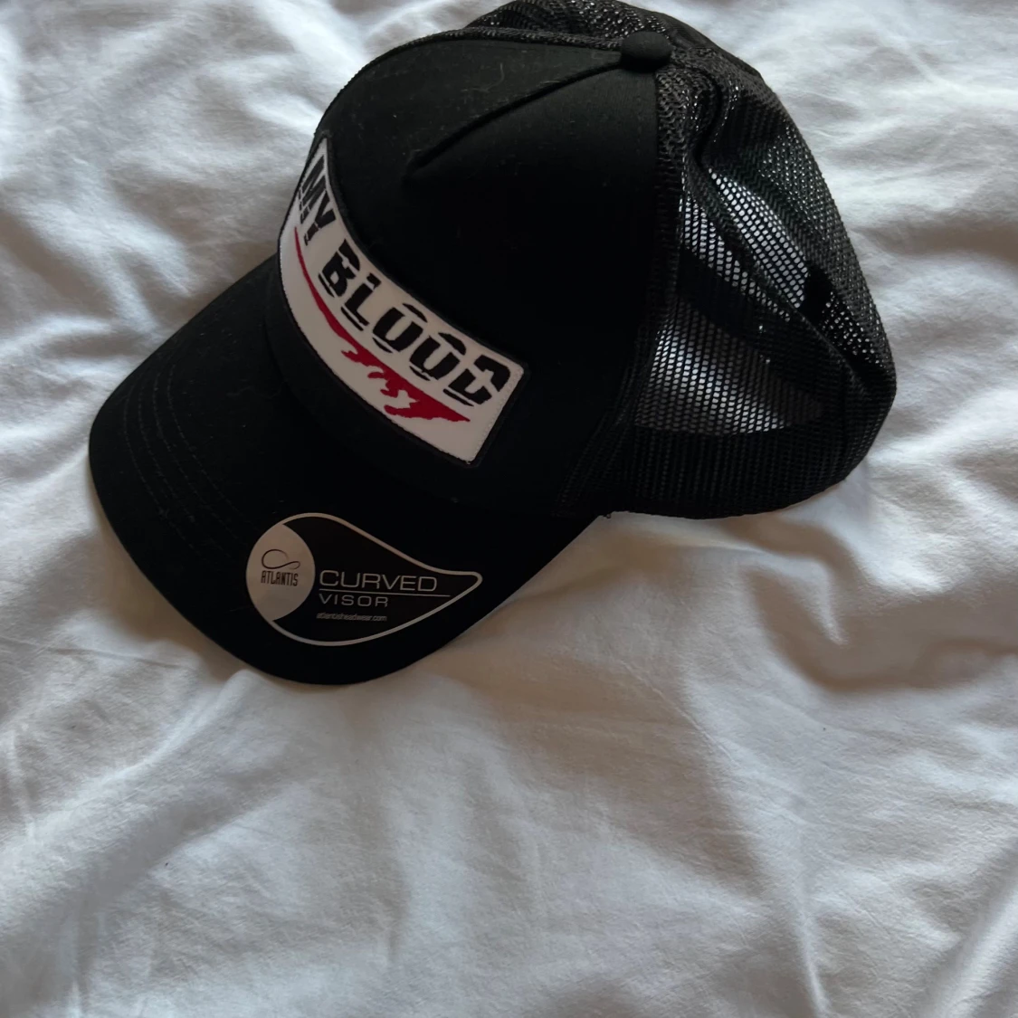 Svart truckerkeps My Blood Atlantis
