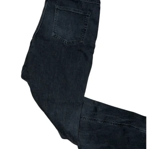 Svarta straight jeans från Color Denim - Priset kan diskuteras vid snabb affär!!! Snygga svarta jeans från Color Denim med klassisk femficksdesign och rak passform. Jeansen har knapp och dragkedja framtill, samt subtila sömmar. Perfekta för dig som gillar en enkel och stilren look.