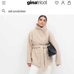 Beige teddyjacka med bälte Gina Tricot - Beige teddyjacka från Gina Tricot i storlek M. 