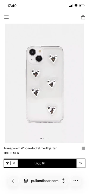 iPhone 13 - Snygg iPhone 13 med transparent skal dekorerat med silverhjärtan. Telefonen har dubbla kameror och ser ut att vara i mycket gott skick utan synligt slitage eller repor. Perfekt för dig som vill ha en personlig och trendig mobil. Nyss köpt och oanvänd då den inte passade min mobil tyvärr