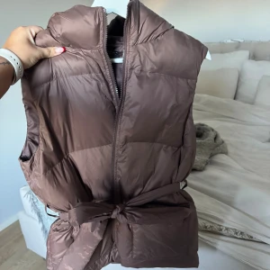 BRUN VÄST - Säljer denna bruna väst i fint skick. Storlek xs men passar även s