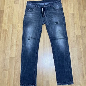 Gråa Dsquared2 jeans Size 50 = 33/32 - Säljer mina favoritjeans från Dsquared2! Tyvärr har jag växt ur dem, annars hade jag aldrig sålt dem. Superfina och diskreta jeans i mörkgrå färg – perfekt passform och snygg tvätt. Storlek 50, motsvarar EU 33. Byxorna är i bra skick och har fått extra förstärkning på insidan för att förhindra slitage, så de håller länge! (Se bild 5)