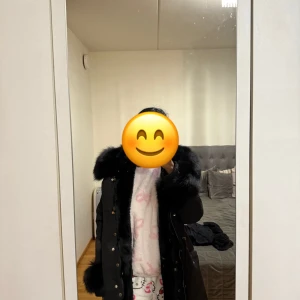 Svart jacka med päls - Säljer en svart Fatima Parka jacka från Femenina. Jackan köptes för 3600kr för några år sedan och endast använd ett fåtal gånger. Jackan är i god skick inga skador eller fläckar etc. Jackan är i storlek S med äkta päls, passar även M också.