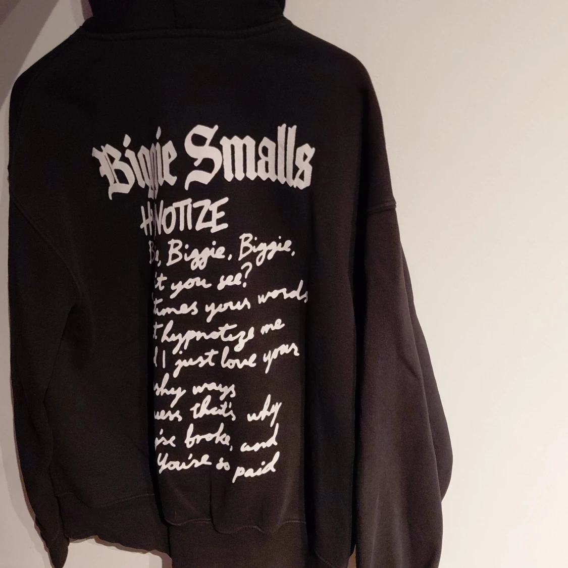 Svart Biggie Smalls hoodie från H&M - 1