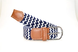 Grisch bälte - Blå & Vit - Montore’s flätade bälte som även är känt som ”grisch bältet” är ett stilrent elastikt bälte. Tack vare att det är elastiskt så finns inga färdiga hål som i ett traditionellt bälte och det gör att det passar alla. Bältet är ca 105cm långt. Vid fler frågor eller funderingar så är du varmt välkommen att höra av dig!