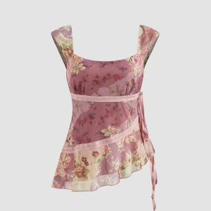 Gelt ny supersöt top från Cider!! - Nu säljer jag denna helt nya oanvända toppen från Cider! Fin rosa top med blommor, volang längst ned och knytband i sidan. Köpt nyligen med lappen kvar, inga defekter. Postar snabbt!💗  Nypris 272 kr