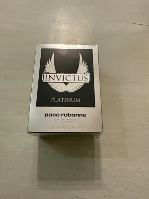 Invictus Platinum Eau de Parfum - Invictus Platinum från Paco Rabanne, 100 ml Eau de Parfum. Snygg och modern design som sticker ut. Luktar gott och är ett bra tillägg till parfym hyllan eller för din första! Nypris 1500kr