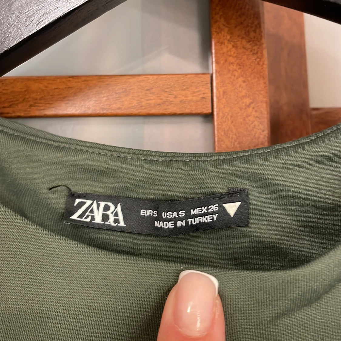 Olivgrön ärmlös bodysuit från Zara - 1