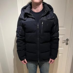 Ralph Lauren vinterjacka - Säljer en otroligt skön Raffe jacka som är svår att hitta! | Riktigt fint skick utan defekter! | Storlek M. | Ställ gärna frågor innan du köper!