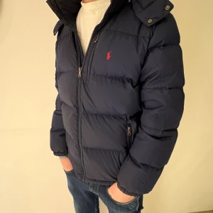 Polo Ralph lauren - Hej! Säljer en polo Ralph lauren jacka herr | Storlek XS (18-20) | Har en liten skada under höger ficka (se bild 4) annars är den i väldigt bra skick | Skick 7/10 | Hör av er vid eventuella frågor 🤝