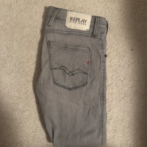 Replay Anbass - Replay Anabass jeans i fin, grå färg. Väldigt bra skick, köpta för 1800. Storlek 30/32. Skriv privat vid funderingar o frågor.