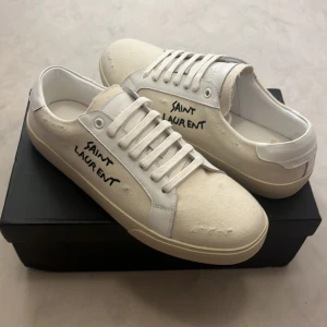 Saint Laurent vita skor  - Sälja ett par Saint luaren. Skick 10/10. Storlek är 43. Passa som en vinterskor och en present till jul . Pris kan diskuteras 🫶