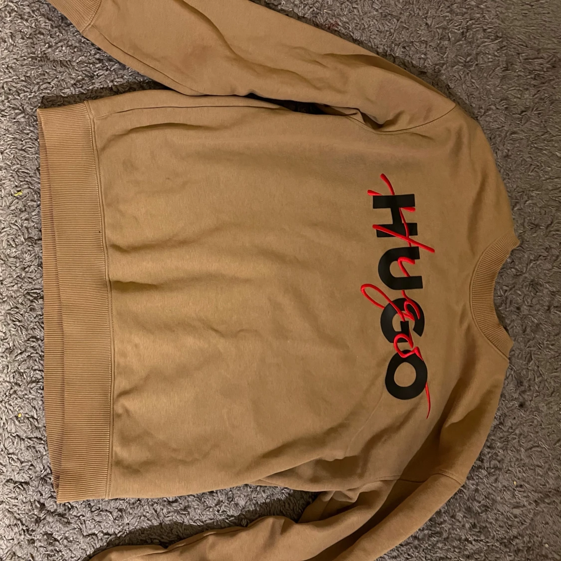 Beige sweatshirt från Hugo med logga