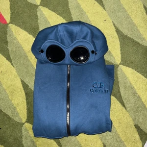 CP company hoddie - Fick som present något år sen men har inte kommit till användning och är liten i storlek, men i bra skicka och inga deffekter. Men liten i storlek så passar en S och en som bär liten M