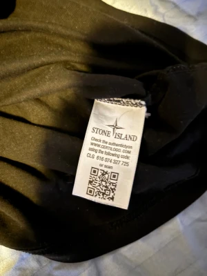 Svart Stone Island tisha äkta! - Svart stone island tröja som är riktigt snygg, den är köpt på miinto för 1279kr den är använd några fåtal gånger så nästan som ny. Skicka iväg ett dm om du är intresserad 🤝