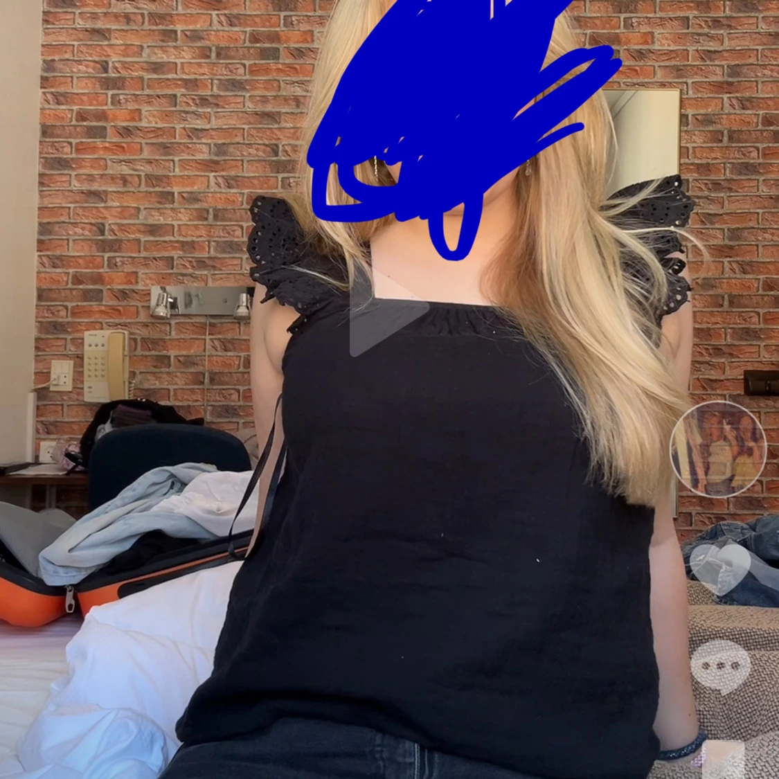 Svart linnetopp med volangärmar