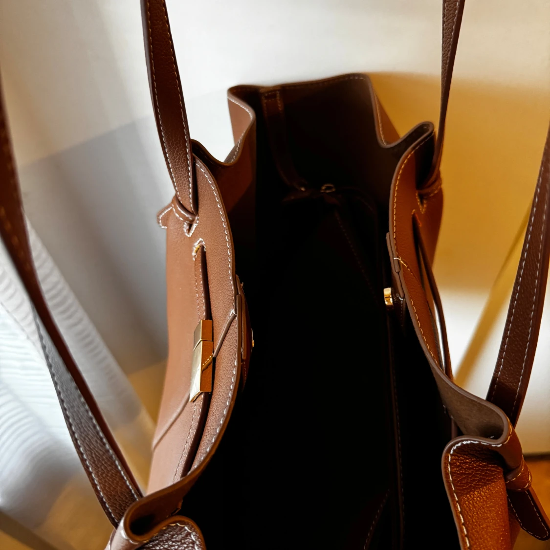 Brun axelväska i skinn med gulddetalj - 3