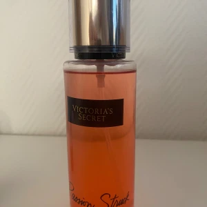 Victoria's Secret Passion Struck mist - Victoria’s Secret – Passion Struck (Body Mist, 250 ml) Doftnoter: Apple • Vanilla Orchid Doftprofil: Fräsch, söt och feminin. 