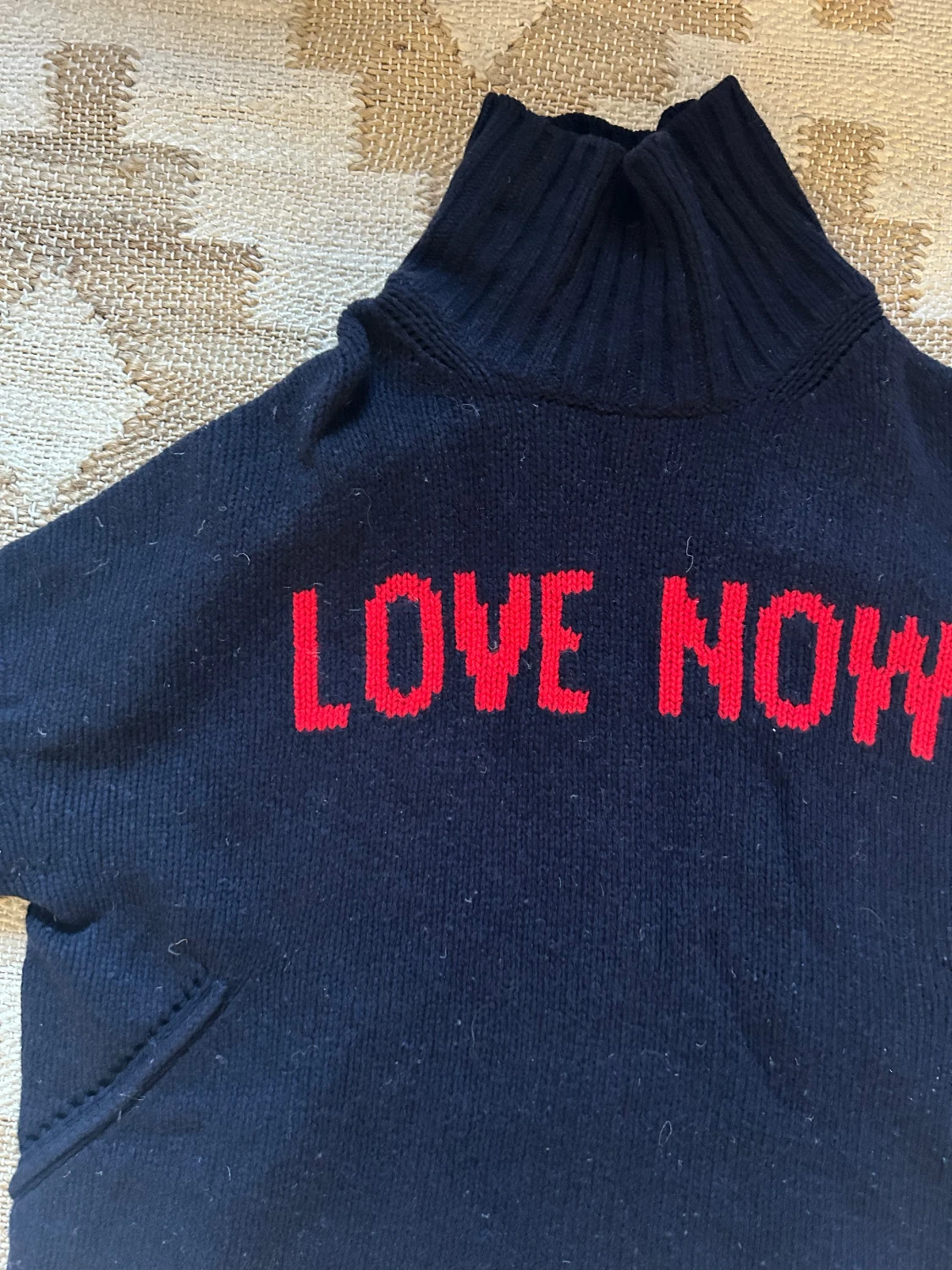 Svart polotröja med röd text - 7