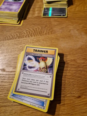 Trainer pokémonkort  - Samling med Pokémonkort, perfekt för dig som gillar strategi och samlarvärde! Här finns bland annat Trainer-kortet 'Pidgeot Spirit Link'. Roligt för både nya och erfarna spelare. Skapa ditt eget deck och utmana vännerna!