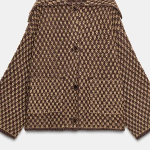 Brun mönstrad cardigan jacka i ull - Säljer en oversized cardigan jacka i brun och beige med rutigt mönster. Jackan har stora knappar framtill, två fickor och bred krage. Den är stickad i ull och har långa ärmar. Perfekt för dig som gillar retrovibbar och vill ha något unikt.