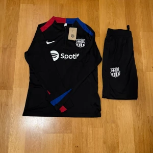 Fc Barcelona tracksuit - Säljer en riktigt snygg Barcelona träning/tracksuit som är storlek M. Skulle säga att den är i normal storlek. Ställ gärna frågor.