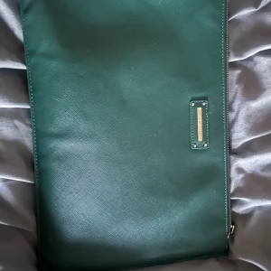 Datorfodral  - Super snyggt grönt datorfodral från ideal o Sweden💚 Super rymlig och min MacBook air 15 får plats perfekt i den!