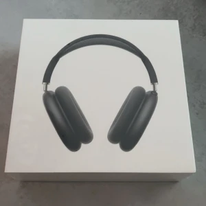 AirPods Max - Apple AirPods Max i originalförpackning, helt nya och oöppnade. Premium over-ear hörlurar med aktiv brusreducering, hög ljudkvalitet och Smart Case inkluderad. Perfekt för musik, film och samtal. Ingen synlig skada eller slitage på förpackningen.