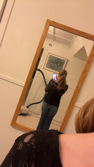 Blå bootcut jeans med coola fickor  - Säljer ett par jeans då jag inte tycker dom sitter bra på mig,har använt 1-3 gånger älskar dom men använder aldrig💕