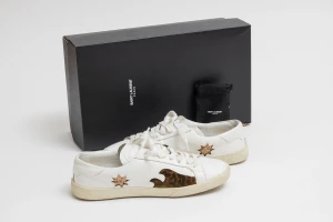 Saint Laurent vita sneakers med leoparddetalj - Sneakers från Saint Laurent i modellen sea, sex and sun Mycket exklusiva och svåra att få tag på då de inte säljs längre  Box och kort följer med men dustbag har tappats bort  Storlek 39 men passar även 40 Nypris≈9000kr