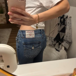 BYTE TRUE RELIGION JEANS - KÖP INTE. Byxorna är Becca mid waist strl 25  och önskar byta mot Joey low waist strl 25! 