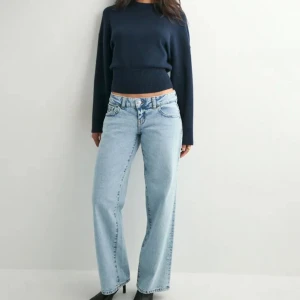 Ljusblå wide jeans från Weekday - Säljer ett par ljusblå jeans från Weekday med breda ben och klassisk femficksdesign. Jeansen har låg midja, raka sömmar och tydliga kontrastsömmar. Materialet är 100% bomull och tvätten är snyggt stentvättad för en avslappnad look. Kostar 400 nypris 