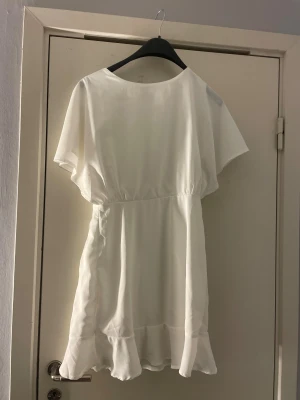 Vit stilren klänning - Passar mig med storlek 34, jätte fint skick och fin allmänt 💞 perfekt till skolavslutning 
