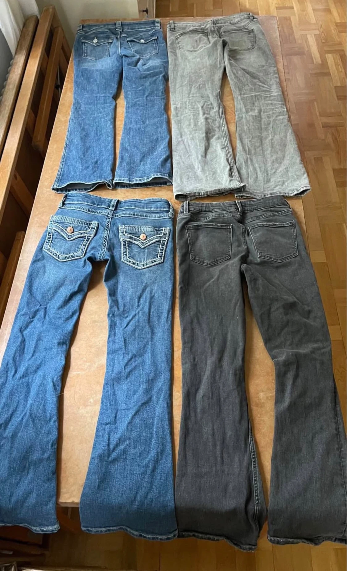 Fyra par bootcut jeans i olika färger - 1